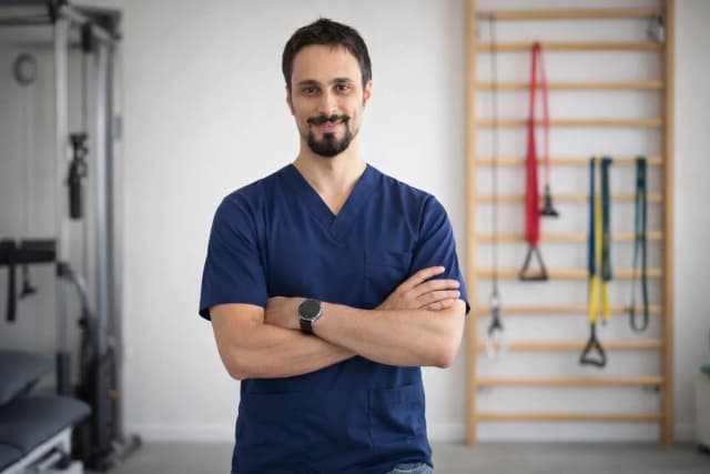 il dottor fernando salicandro in piedi che sorride alla fotocamera nel suo studio