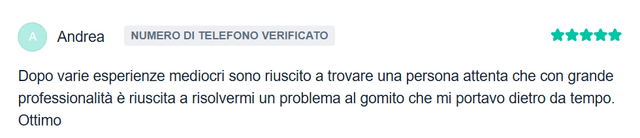 Il dottor salicandro mentre ascolta i problemi del paziente e spiega come procederanno davanti alla scrivania