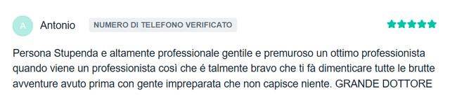 Il dottor salicandro mentre ascolta i problemi del paziente e spiega come procederanno davanti alla scrivania