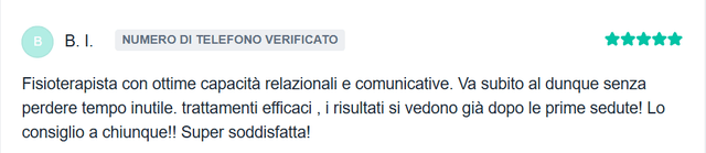Il dottor salicandro mentre ascolta i problemi del paziente e spiega come procederanno davanti alla scrivania