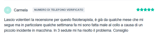 Il dottor salicandro mentre ascolta i problemi del paziente e spiega come procederanno davanti alla scrivania