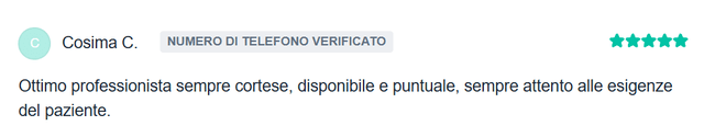 Il dottor salicandro mentre ascolta i problemi del paziente e spiega come procederanno davanti alla scrivania
