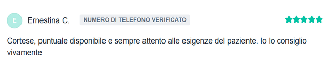 Il dottor salicandro mentre ascolta i problemi del paziente e spiega come procederanno davanti alla scrivania