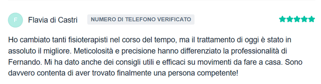 Il dottor salicandro mentre ascolta i problemi del paziente e spiega come procederanno davanti alla scrivania