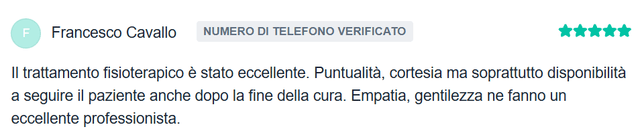 Il dottor salicandro mentre ascolta i problemi del paziente e spiega come procederanno davanti alla scrivania