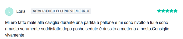 Il dottor salicandro mentre ascolta i problemi del paziente e spiega come procederanno davanti alla scrivania