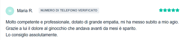 Il dottor salicandro mentre ascolta i problemi del paziente e spiega come procederanno davanti alla scrivania