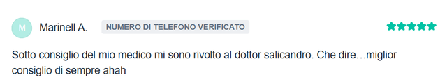 Il dottor salicandro mentre ascolta i problemi del paziente e spiega come procederanno davanti alla scrivania