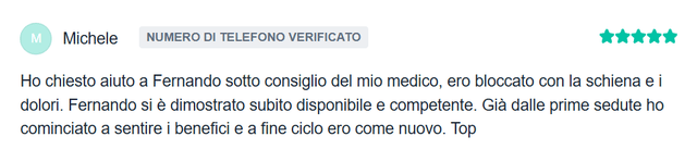 Il dottor salicandro mentre ascolta i problemi del paziente e spiega come procederanno davanti alla scrivania