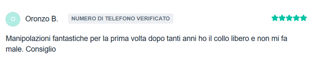 Il dottor salicandro mentre ascolta i problemi del paziente e spiega come procederanno davanti alla scrivania