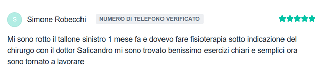 Il dottor salicandro mentre ascolta i problemi del paziente e spiega come procederanno davanti alla scrivania