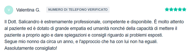 Il dottor salicandro mentre ascolta i problemi del paziente e spiega come procederanno davanti alla scrivania