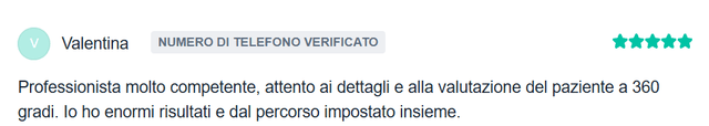 Il dottor salicandro mentre ascolta i problemi del paziente e spiega come procederanno davanti alla scrivania